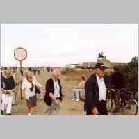 905-1334 Ostpreussenreise 2004. Die Reisegruppe am Strand in Pillau.jpg